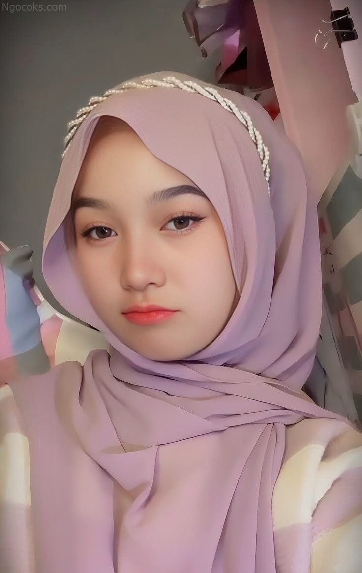 pemuda dengan wanita seksi berpelukan penuh rasa lega